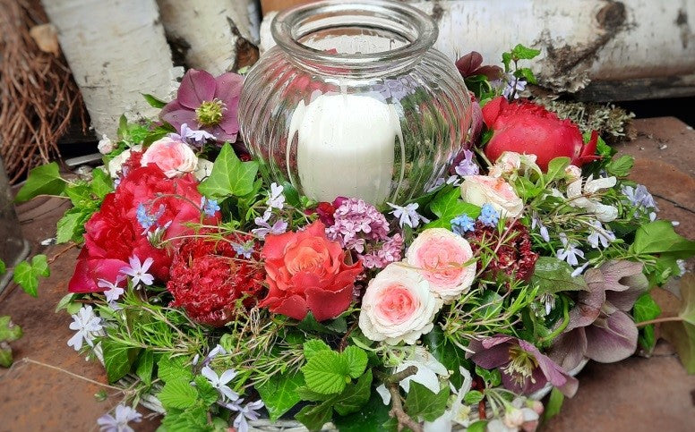 Blumenkranz mit Kerze